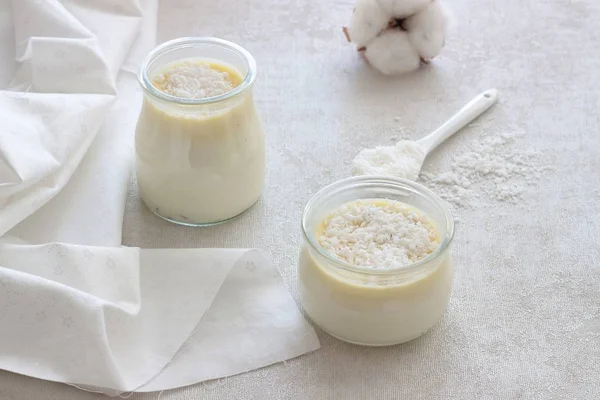Panna Cotta beyaz zemin üzerine beyaz çikolata ve Hindistan cevizi cips ile