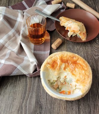 Mini tavuk pot pasta rustik tarzı üzerinde pişmiş