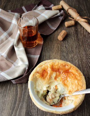 Mini tavuk pot pasta rustik tarzı üzerinde pişmiş