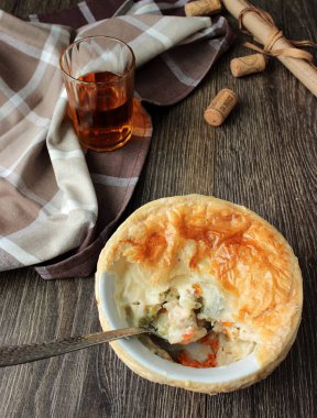 Mini tavuk pot pasta rustik tarzı üzerinde pişmiş