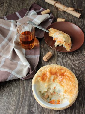 Mini tavuk pot pasta rustik tarzı üzerinde pişmiş