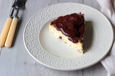 Peynirli kuru üzüm ve çikolata sosu ile. Ukraynalı geleneksel cheesecake