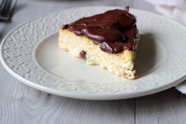 Peynirli kuru üzüm ve çikolata sosu ile. Ukraynalı geleneksel cheesecake