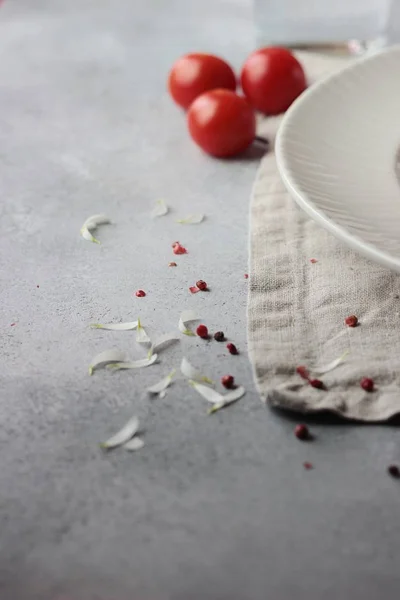 Tomaten und Gewürze auf hellgrauem Hintergrund — Stockfoto