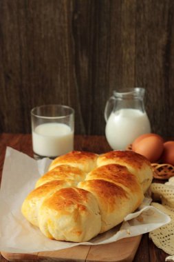 Eski moda çekme ayrı buns. Ev yapımı Maya alır. Yumuşak ve kabarık tereyağı yemek rulo. 