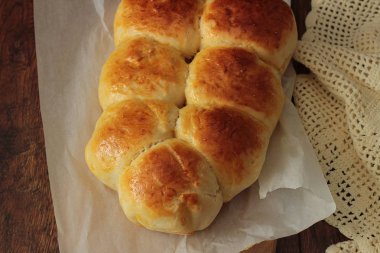 Eski moda çekme ayrı buns. Ev yapımı Maya alır. Yumuşak ve kabarık tereyağı yemek rulo. 