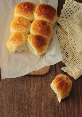 Eski moda çekme ayrı buns. Ev yapımı Maya alır. Yumuşak ve kabarık tereyağı yemek rulo. 