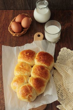 Eski moda çekme ayrı buns. Ev yapımı Maya alır. Yumuşak ve kabarık tereyağı yemek rulo. 