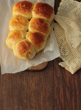 Eski moda çekme ayrı buns. Ev yapımı Maya alır. Yumuşak ve kabarık tereyağı yemek rulo. 