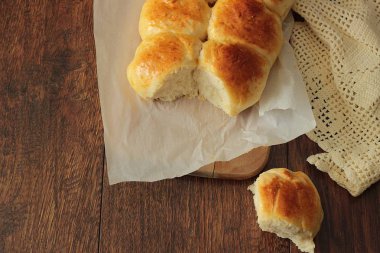 Eski moda çekme ayrı buns. Ev yapımı Maya alır. Yumuşak ve kabarık tereyağı yemek rulo. 