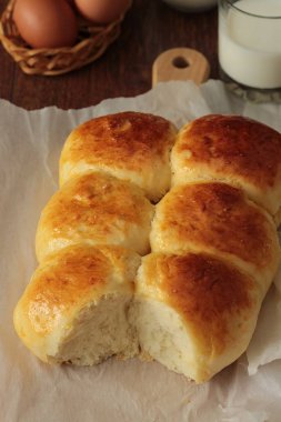 Eski moda çekme ayrı buns. Ev yapımı Maya alır. Yumuşak ve kabarık tereyağı yemek rulo. 