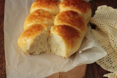 Eski moda çekme ayrı buns. Ev yapımı Maya alır. Yumuşak ve kabarık tereyağı yemek rulo. 