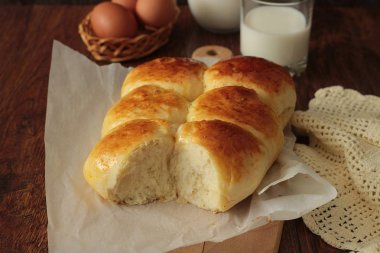 Eski moda çekme ayrı buns. Ev yapımı Maya alır. Yumuşak ve kabarık tereyağı yemek rulo. 