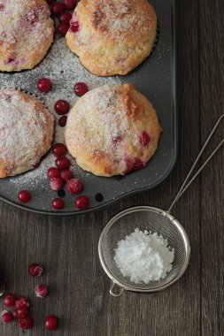 Kırmızı kuş üzümü ile kekler ile pudra şekeri serpilir. 