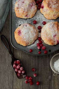 Kırmızı kuş üzümü ile kekler ile pudra şekeri serpilir. 