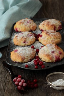Kırmızı kuş üzümü ile kekler ile pudra şekeri serpilir. 