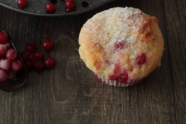 Kırmızı kuş üzümü ile kekler ile pudra şekeri serpilir. 