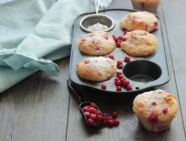 Kırmızı kuş üzümü ile kekler ile pudra şekeri serpilir. 