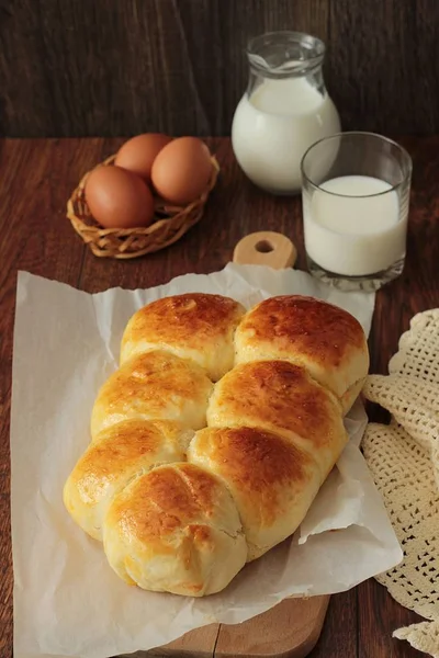 Eski moda çekme ayrı buns. Ev yapımı Maya alır. Yumuşak ve kabarık tereyağı yemek rulo. 