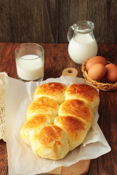 Eski moda çekme ayrı buns. Ev yapımı Maya alır. Yumuşak ve kabarık tereyağı yemek rulo. 