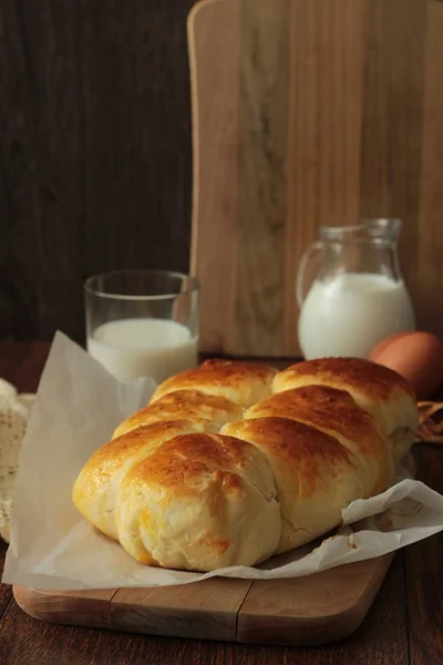 Old fashioned pull apart buns. Homemade yeast rolls. Soft and fluffy butter dinner rolls. — Stock Photo, Image