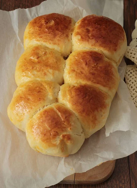 Bollos desmontables a la antigua. Rollos de levadura caseros. Rollos de mantequilla suave y esponjosa cena . — Foto de Stock