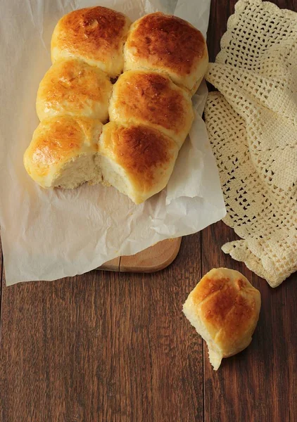 Eski moda çekme ayrı buns. Ev yapımı Maya alır. Yumuşak ve kabarık tereyağı yemek rulo. 