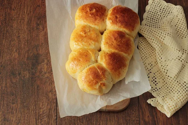 Eski moda çekme ayrı buns. Ev yapımı Maya alır. Yumuşak ve kabarık tereyağı yemek rulo. 