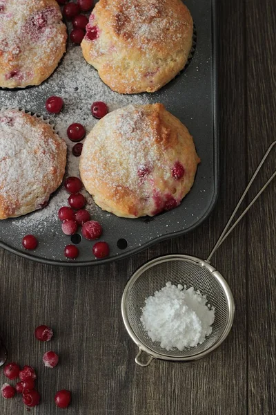 Kırmızı kuş üzümü ile kekler ile pudra şekeri serpilir. 