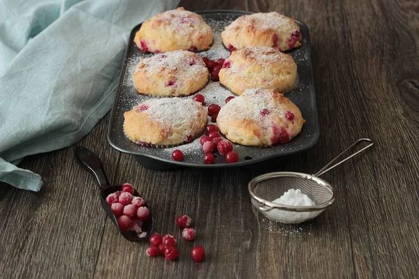 Kırmızı kuş üzümü ile kekler ile pudra şekeri serpilir. 