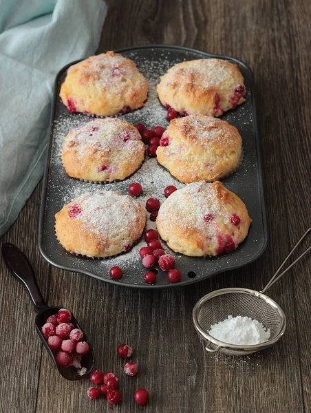 Kırmızı kuş üzümü ile kekler ile pudra şekeri serpilir. 