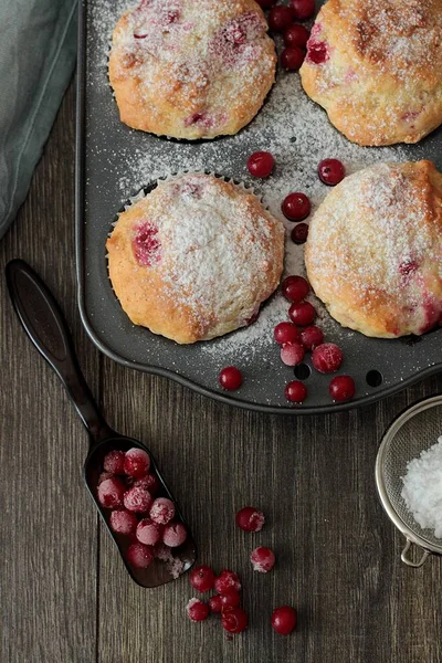 Kırmızı kuş üzümü ile kekler ile pudra şekeri serpilir. 