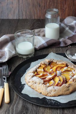 Ev yapımı rustik Galette'ye Şeftalilerin. Tepeye bir tereyağlı kabuk ve tatlı meyve doldurma.