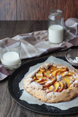 Ev yapımı rustik Galette'ye Şeftalilerin. Tepeye bir tereyağlı kabuk ve tatlı meyve doldurma.