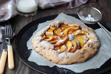 Ev yapımı rustik Galette'ye Şeftalilerin. Tepeye bir tereyağlı kabuk ve tatlı meyve doldurma.