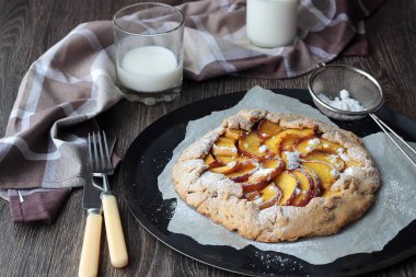 Ev yapımı rustik Galette'ye Şeftalilerin. Tepeye bir tereyağlı kabuk ve tatlı meyve doldurma.