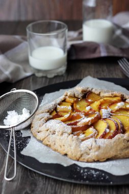 Ev yapımı rustik Galette'ye Şeftalilerin. Tepeye bir tereyağlı kabuk ve tatlı meyve doldurma.
