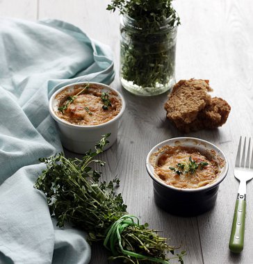 Julienne petrol, pırasa, porselen seramik formlar bir ahşap tahta üzerinde beyaz peynir ile