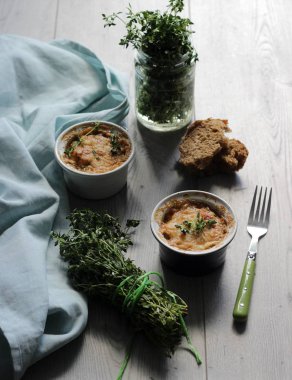 Julienne petrol, pırasa, porselen seramik formlar bir ahşap tahta üzerinde beyaz peynir ile