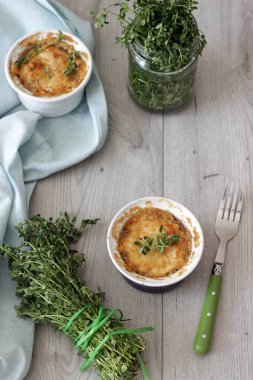 Julienne petrol, pırasa, porselen seramik formlar bir ahşap tahta üzerinde beyaz peynir ile