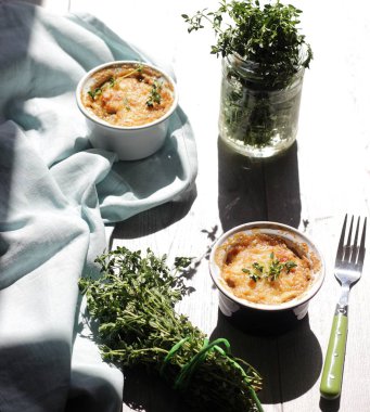 Julienne petrol, pırasa, porselen seramik formlar bir ahşap tahta üzerinde beyaz peynir ile