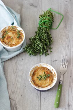 Julienne petrol, pırasa, porselen seramik formlar bir ahşap tahta üzerinde beyaz peynir ile