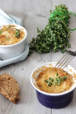 Julienne petrol, pırasa, porselen seramik formlar bir ahşap tahta üzerinde beyaz peynir ile