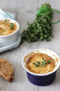 Julienne petrol, pırasa, porselen seramik formlar bir ahşap tahta üzerinde beyaz peynir ile