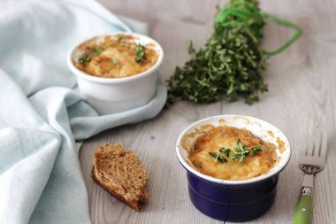 Julienne petrol, pırasa, porselen seramik formlar bir ahşap tahta üzerinde beyaz peynir ile