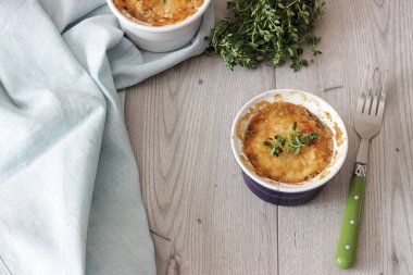 Julienne petrol, pırasa, porselen seramik formlar bir ahşap tahta üzerinde beyaz peynir ile