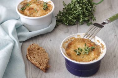 Julienne petrol, pırasa, porselen seramik formlar bir ahşap tahta üzerinde beyaz peynir ile