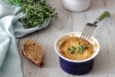 Julienne petrol, pırasa, porselen seramik formlar bir ahşap tahta üzerinde beyaz peynir ile