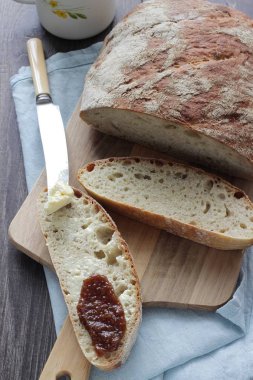 Ev yapımı buğday ekmeği tereyağı ve reçel ile