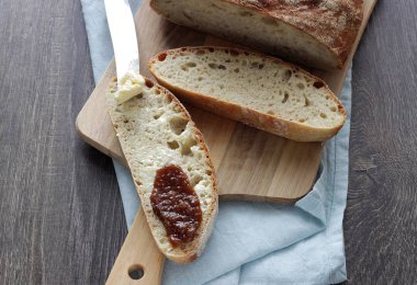 Ev yapımı buğday ekmeği tereyağı ve reçel ile